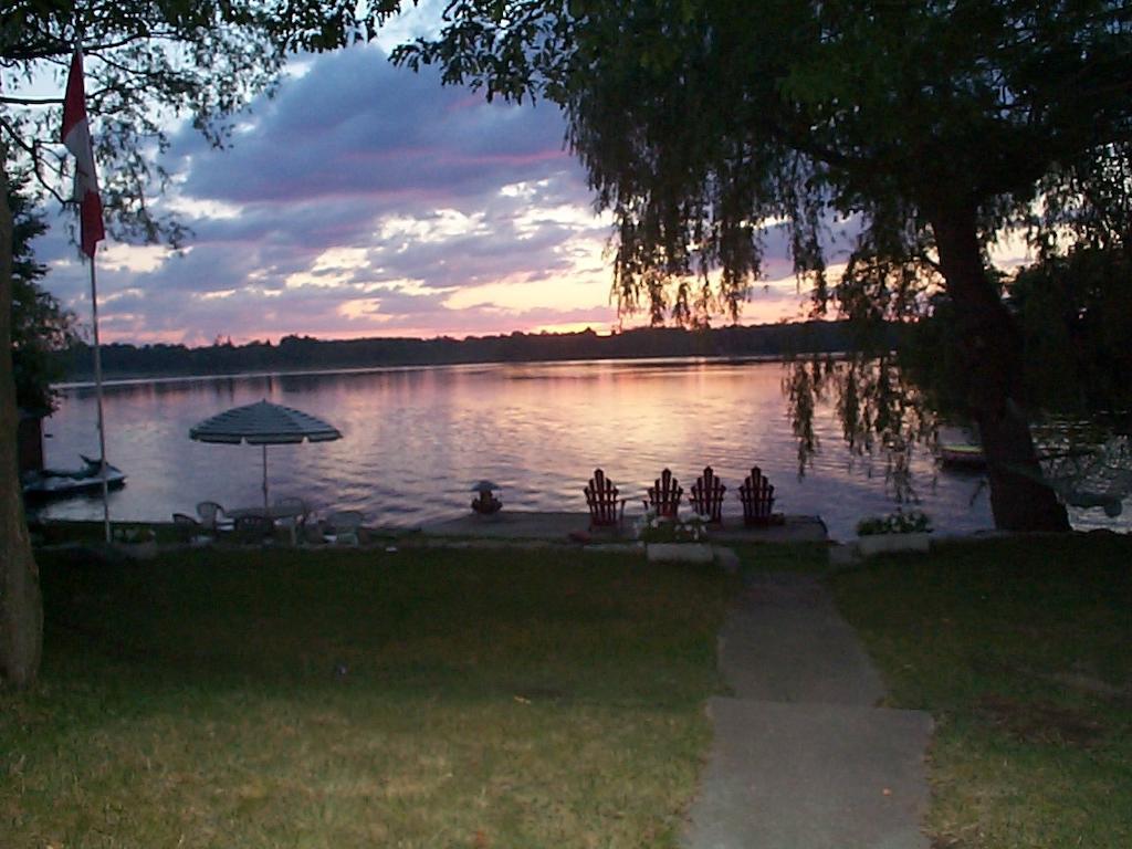Отель Windswept On The Trent Campbellford Экстерьер фото